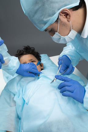 Médico está operando um menino