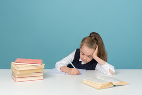 Concentré sur l'écriture de l'essai