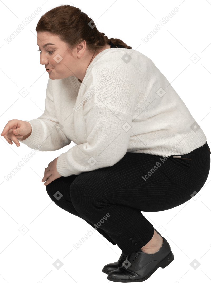 Vista laterale di una donna grassoccia in abiti casual accovacciata
