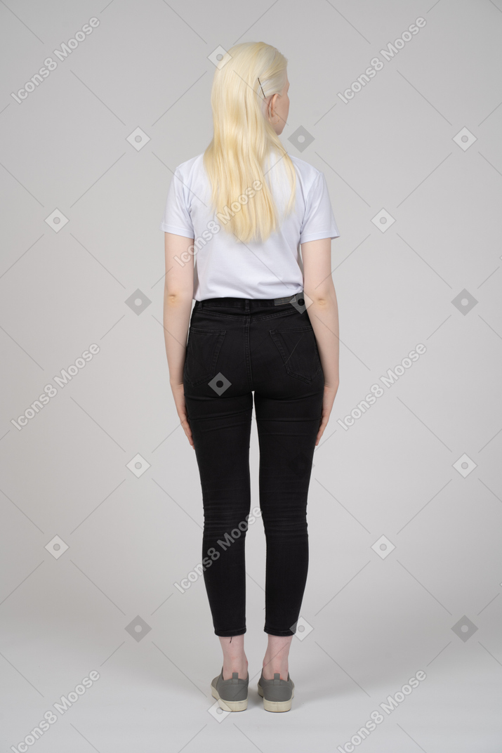 Vista traseira de uma garota de cabelos compridos com braços nas laterais
