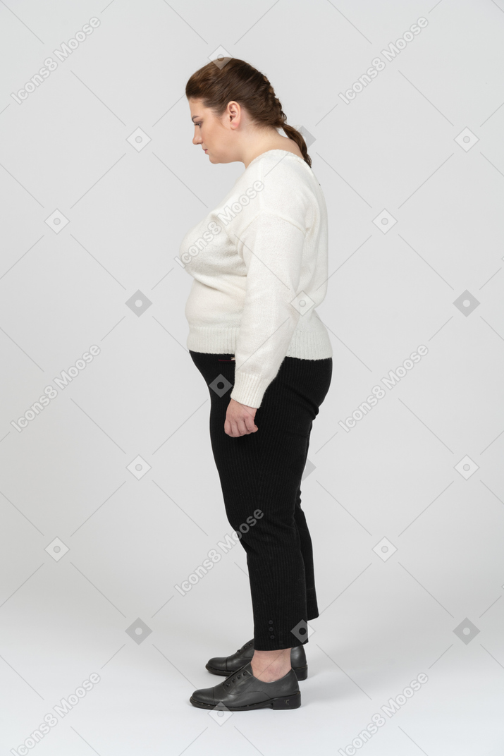 Mulher rechonchuda em roupas casuais em pé