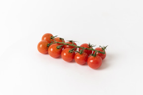 Una rama de tomates cherry