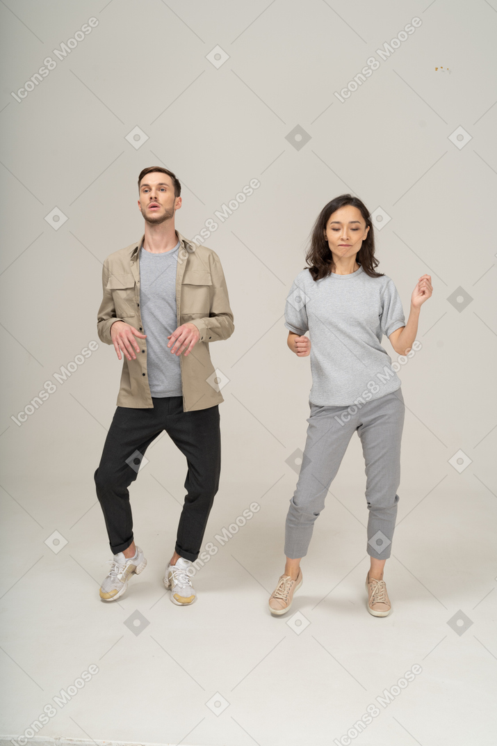男人和女人跳舞的正面图