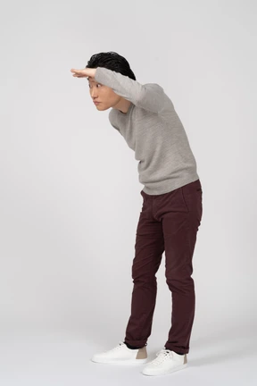 Hombre en ropa casual posando