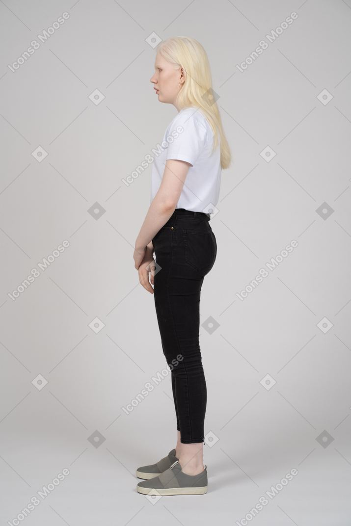 Vista de perfil de uma mulher em roupas casuais, olhando para longe