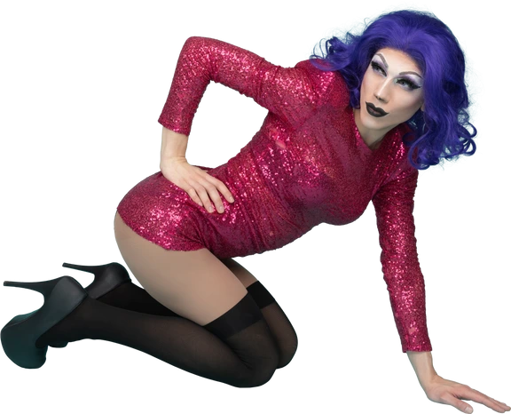Fotos de Retrato de uma drag queen de vestido rosa, sentado no chão com os  joelhos dobrados