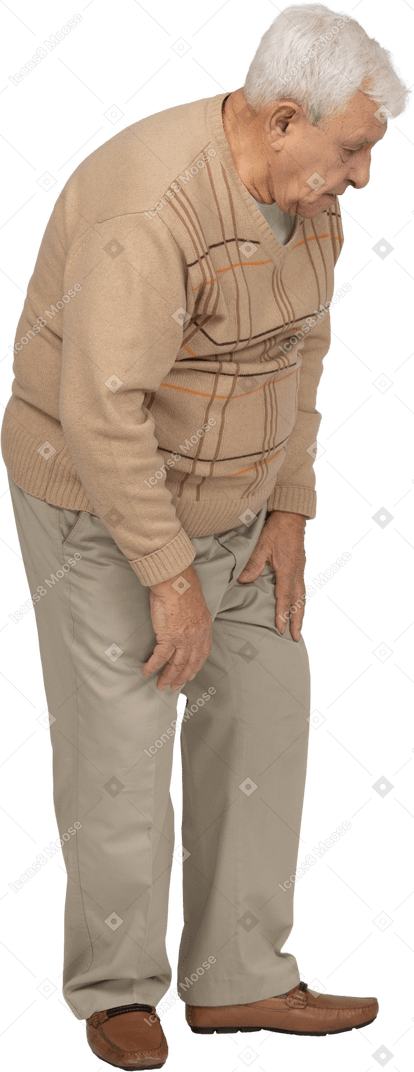 Vue latérale d'un vieil homme en vêtements décontractés se penchant