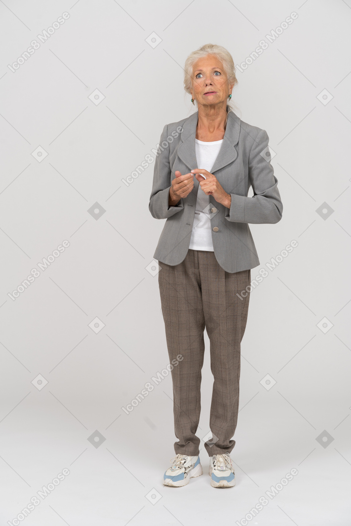 뭔가를 설명하는 양복을 입은 노부인의 전면 모습