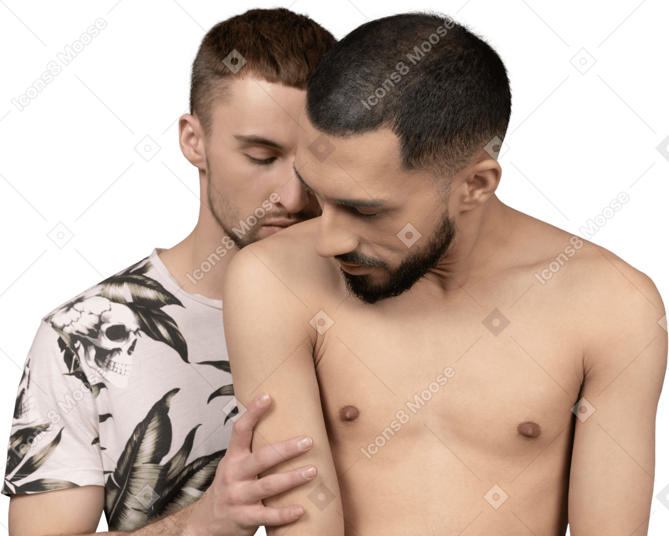 Primo piano di un giovane uomo caucasico che bacia la spalla del suo partner a torso nudo
