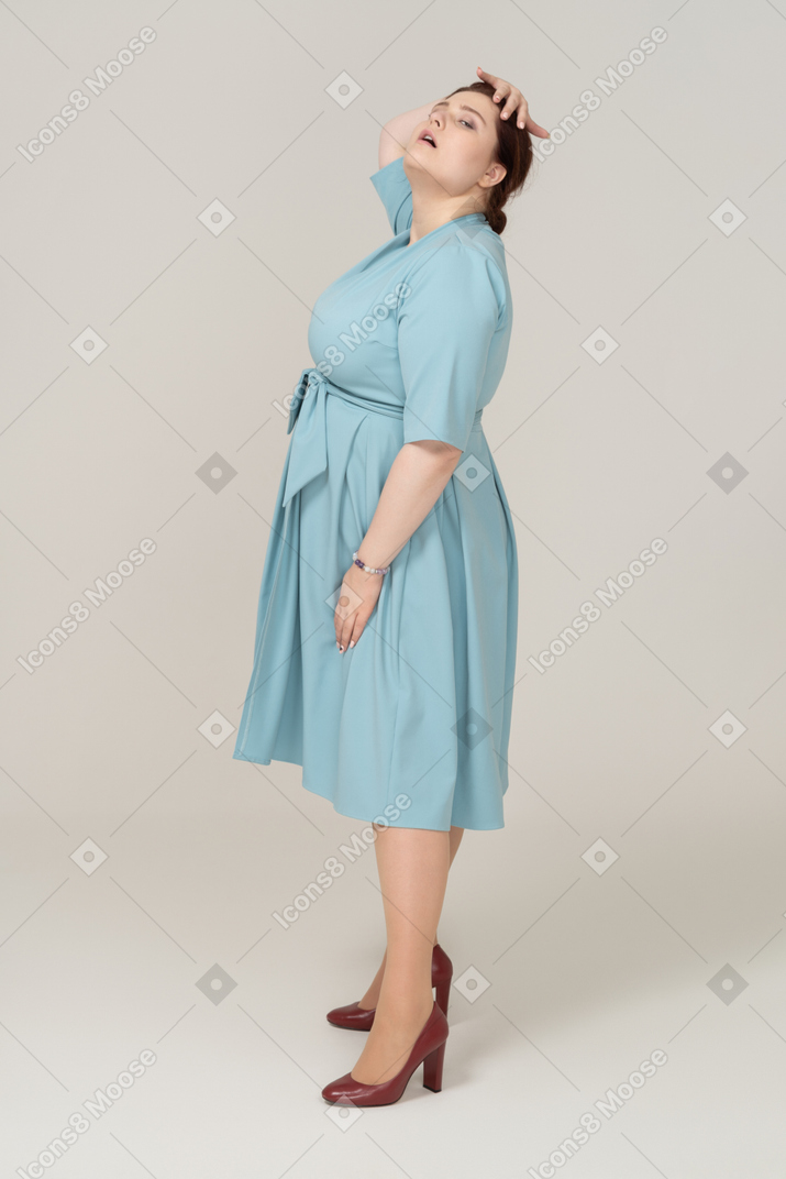 穿着蓝色裙子的女人在侧面摆姿势