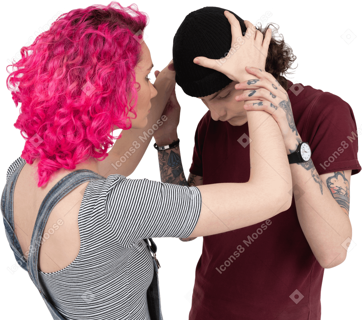 Menina de cabelo rosa colocando chapéu preto no namorado