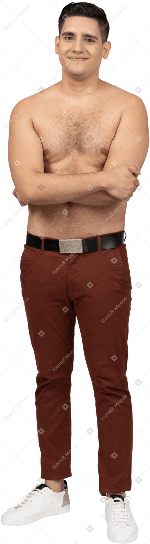 Vista frontal de um homem latino sem camisa sorrindo