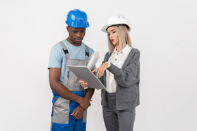 Female engineer giving instructions to male foreman