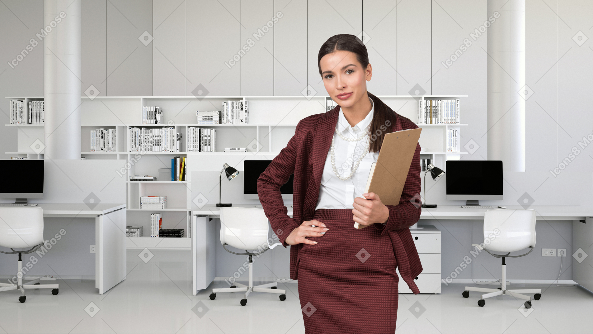オフィスに立っているクリップボードを持つ女性