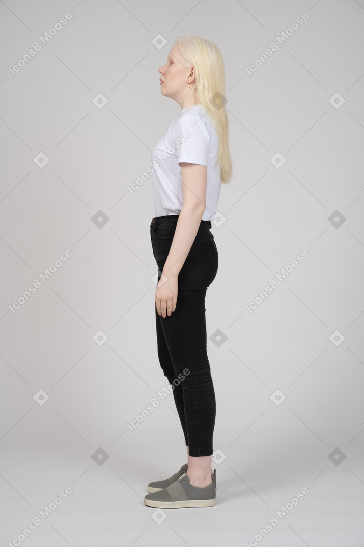 Vista di profilo di una giovane ragazza in piedi in piena lunghezza