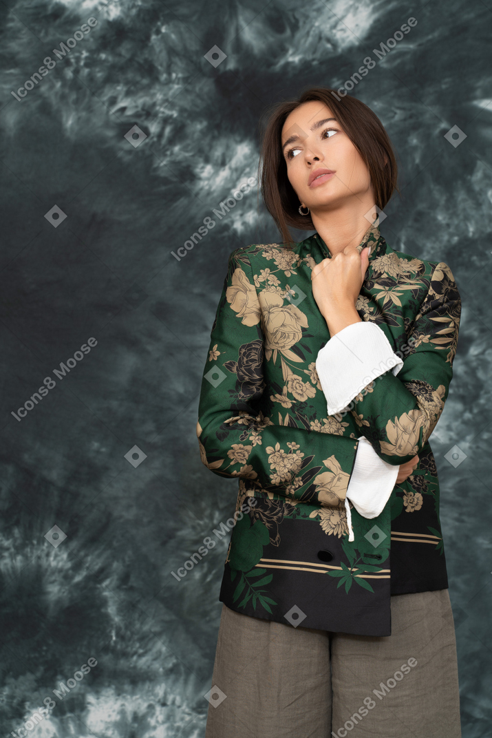 Close-up de uma mulher em jaqueta japonesa olhando para o lado
