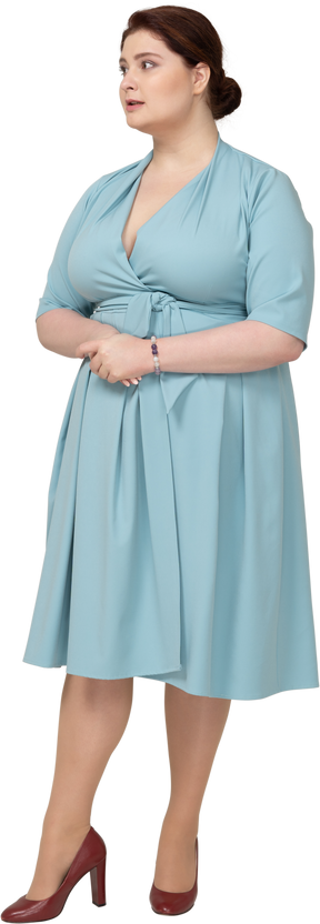 青いドレスを着た女性の正面図