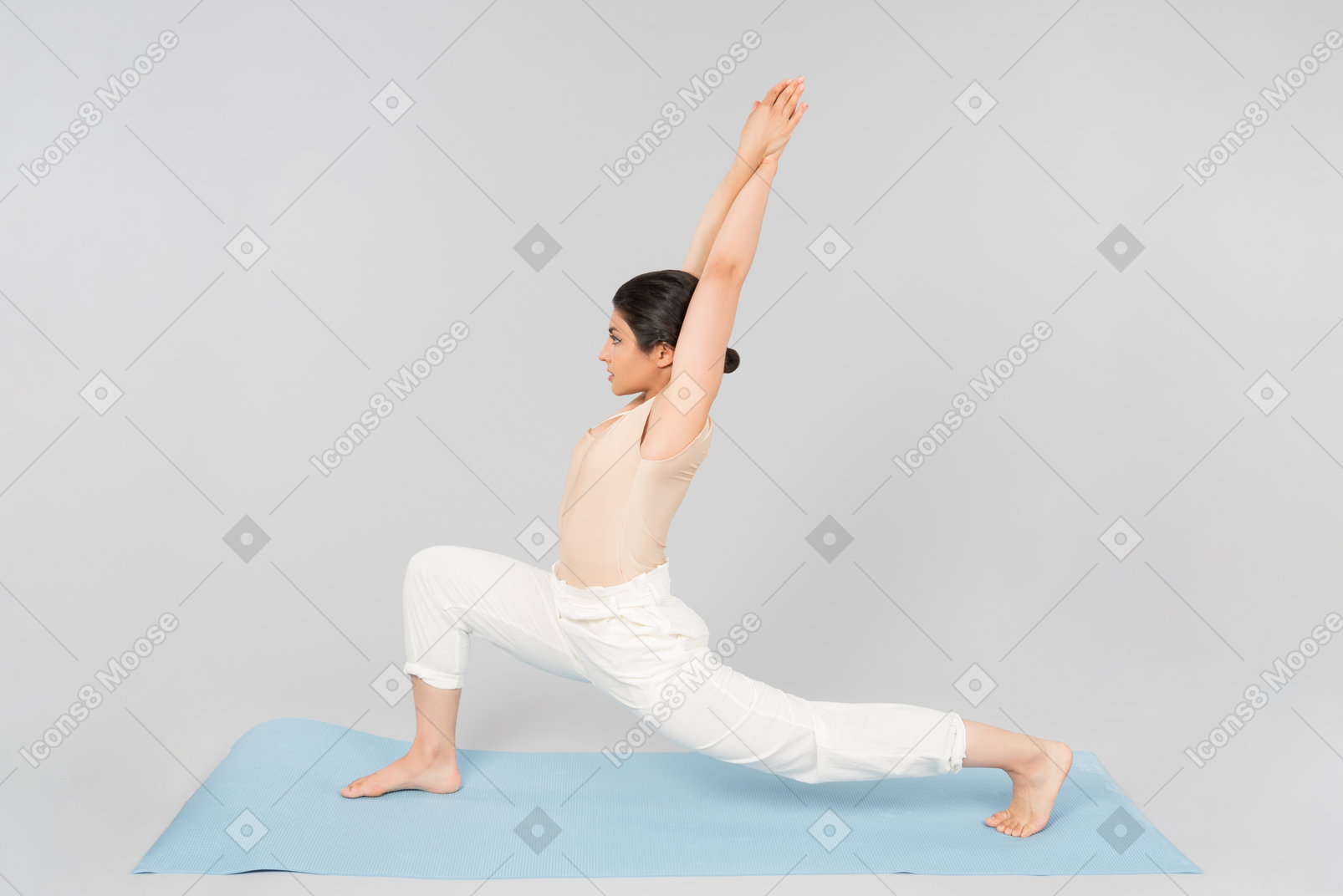 Giovane donna indiana che si allunga stando in piedi sulla stuoia di yoga