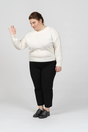 Mujer de talla grande en ropa casual mostrando signo ok