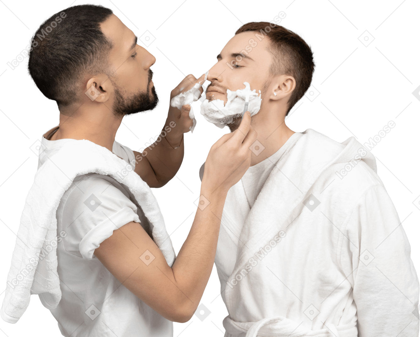 年轻的白人男子小心地给他的伴侣剃须，并在他的鼻子上涂上剃须泡沫