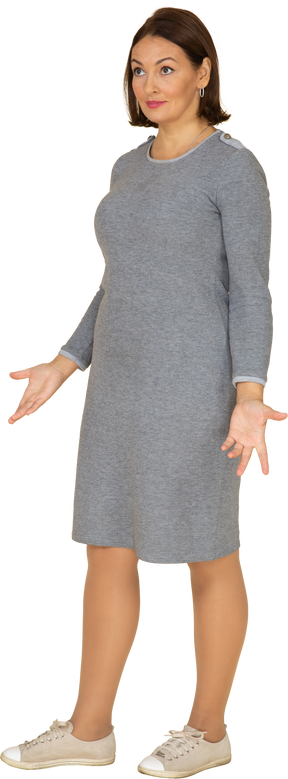 Vista frontal de uma mulher de vestido cinza gesticulando