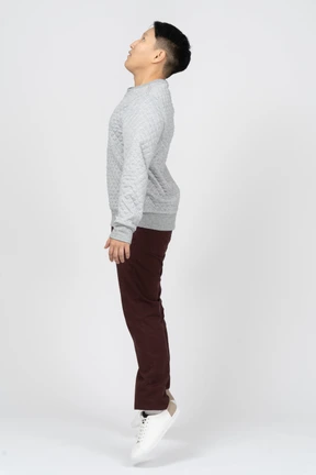 Hombre en ropa casual saltando