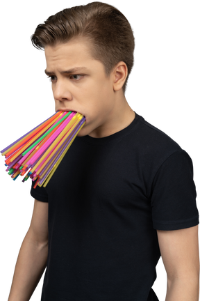 Трехчетвертный портрет мужчины с пластиковыми соломинками во рту