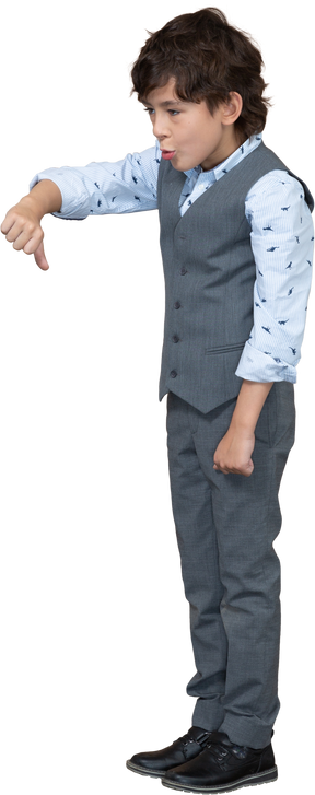 Vista laterale di un ragazzo in abito grigio che mostra il pollice verso il basso