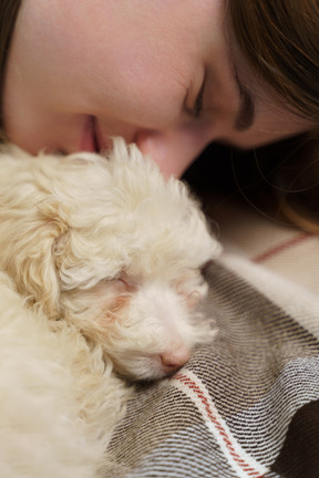 Hembra joven caricias con su pequeño caniche