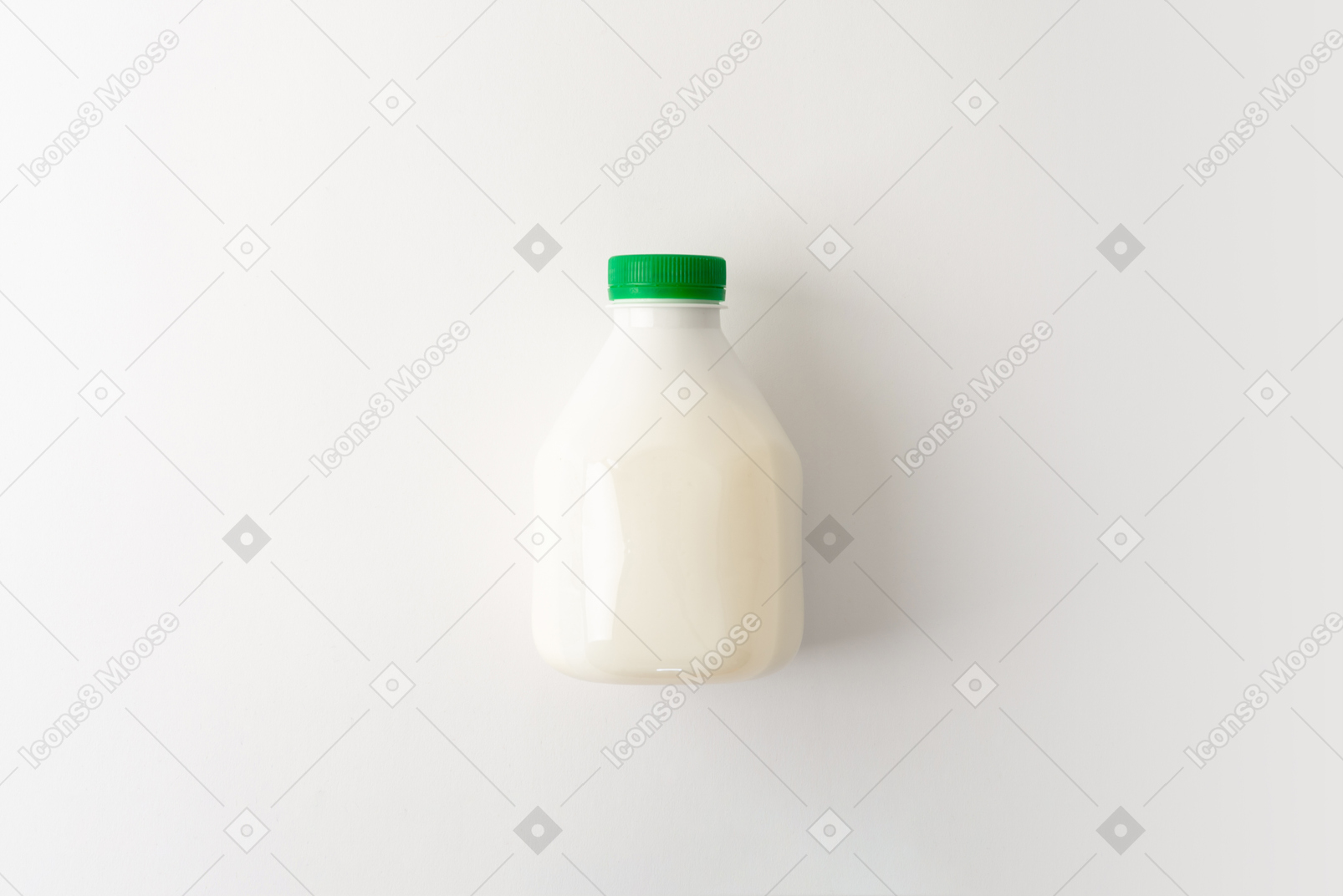 Pequeña botella de plástico con algún producto lácteo dentro.