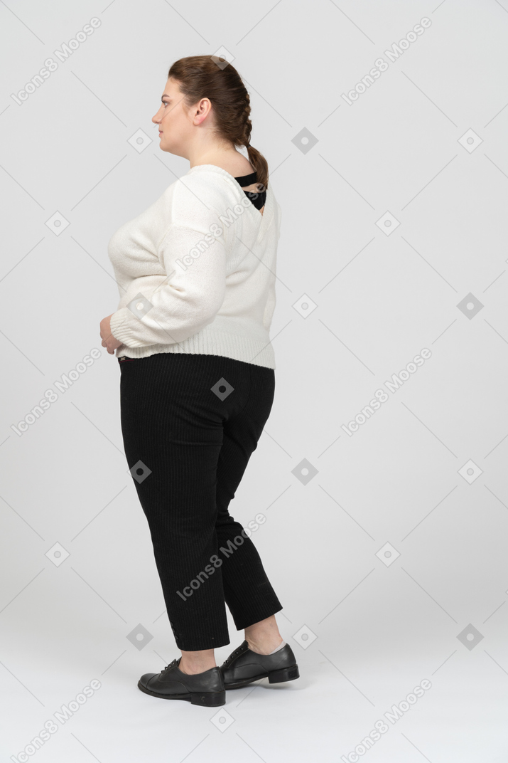 Mujer regordeta en ropa casual posando