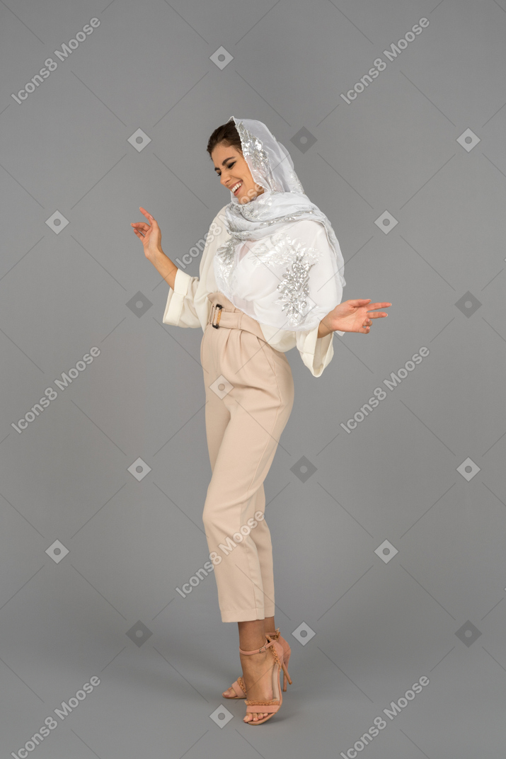 Feliz coberto mulher do oriente médio rindo alto