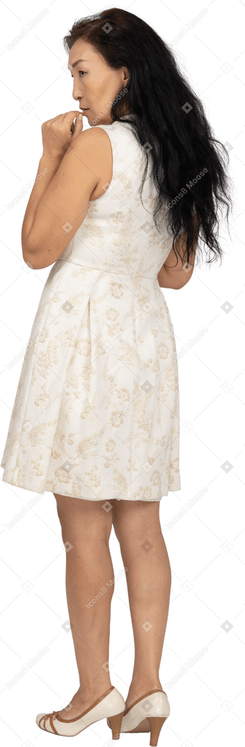 아름 다운 드레스 서있는 여자
