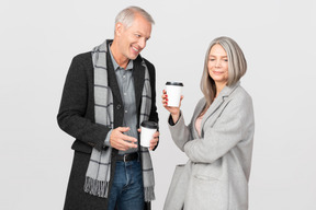 Couple heureux avec des tasses à café