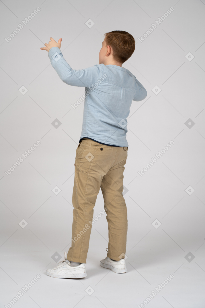 Vista traseira de um menino de camisa azul