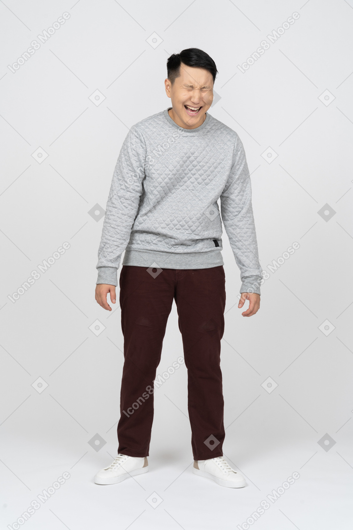 Homme en tenue décontractée debout