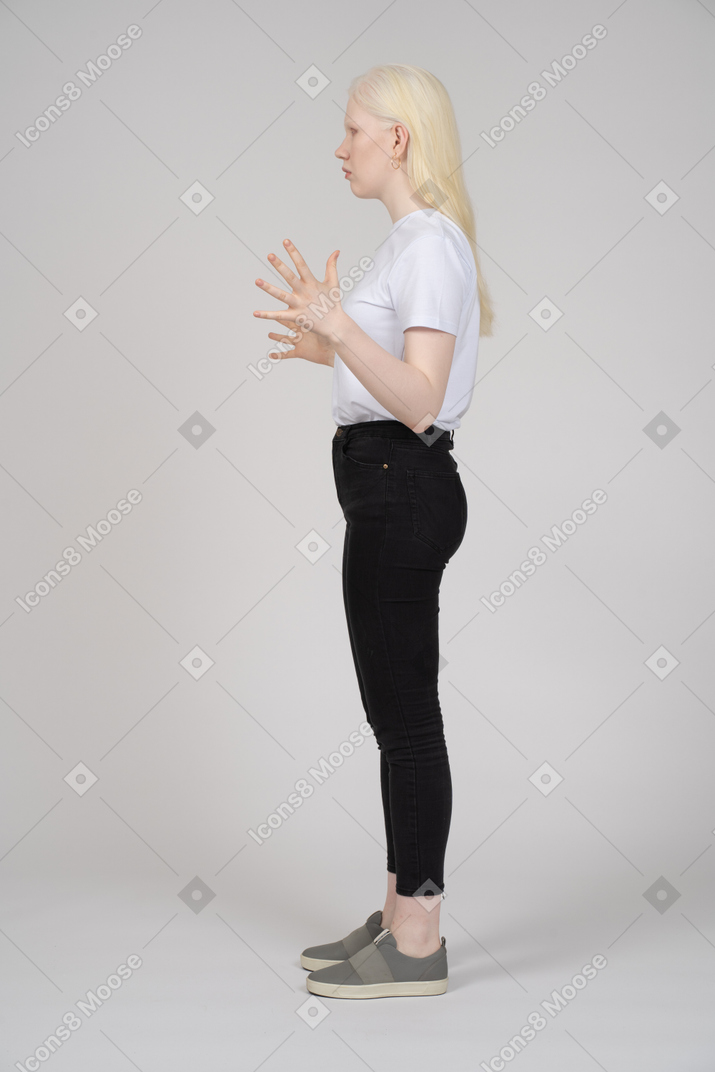 Vue latérale d'une jeune femme faisant des gestes