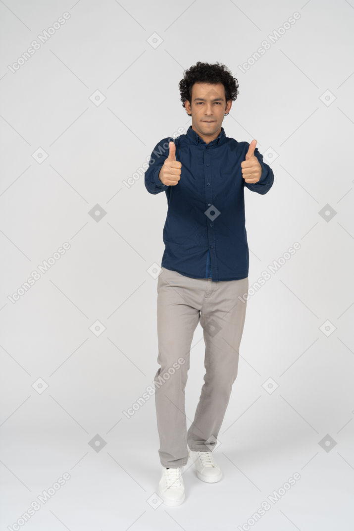 一个穿着休闲服的男人竖起大拇指的前视图