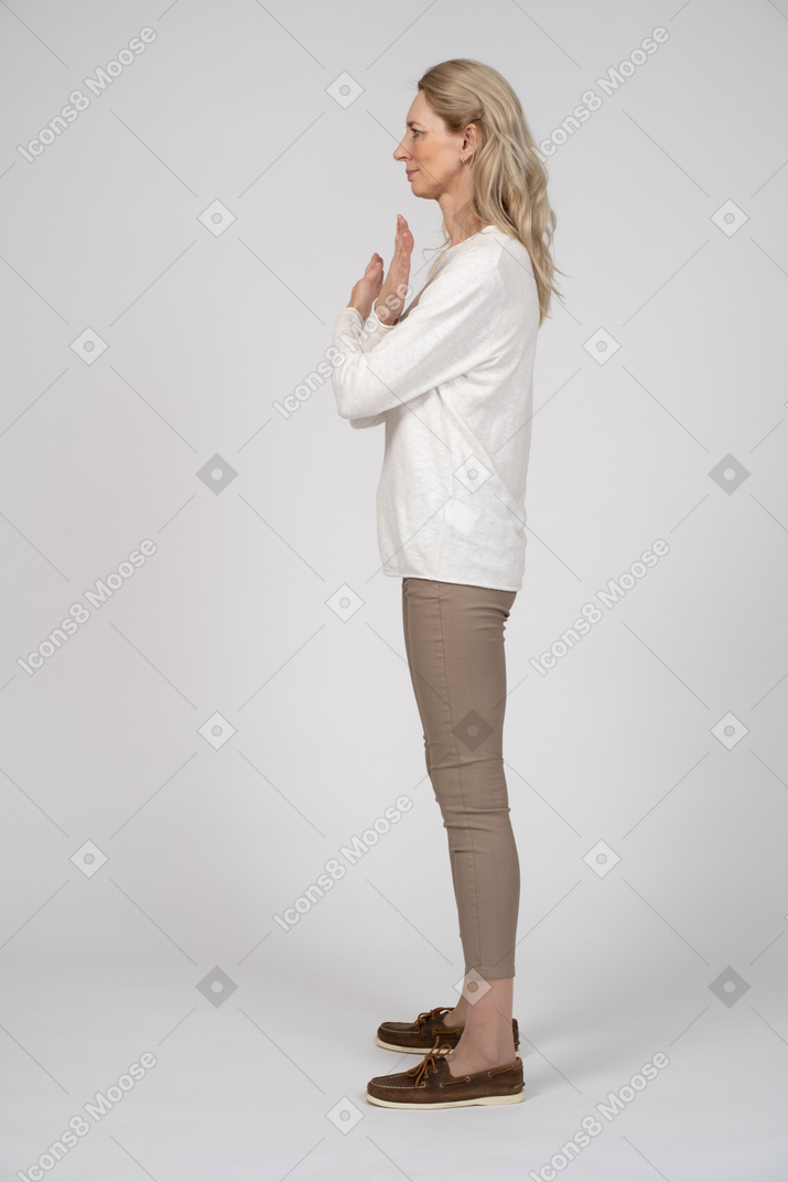 Femme en tenue décontractée debout