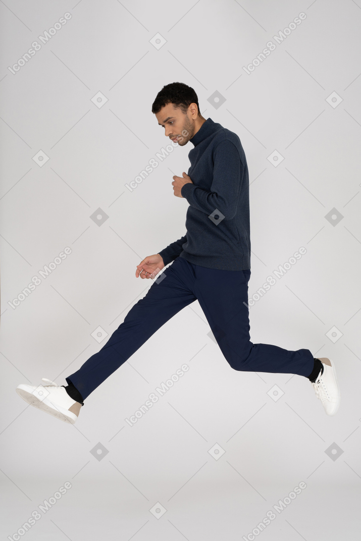 Mann in schwarzer kleidung springt