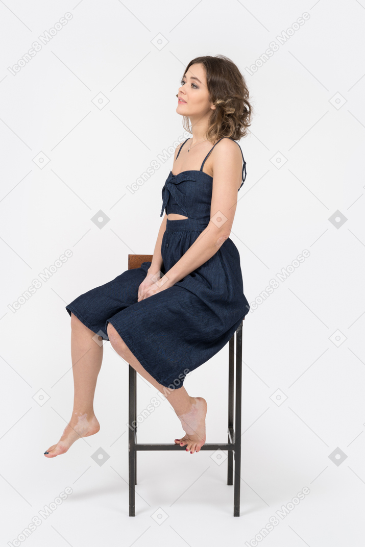 Giovane donna caucasica seduto su uno sgabello da bar