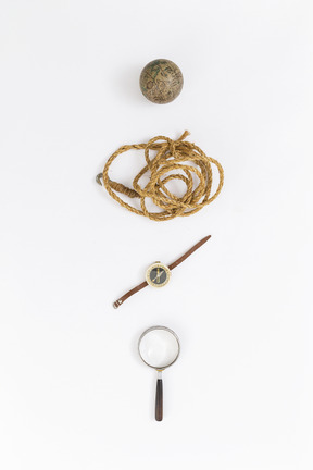 Boussole, corde, mini boîte et mini globe