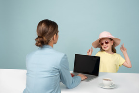 Figlia facendo la sua scelta di moda