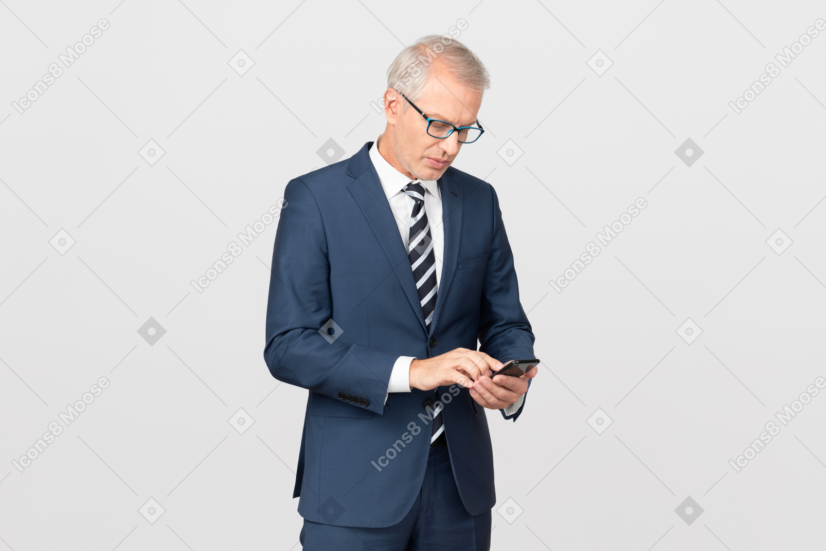 Élégant homme d'âge moyen à l'aide de son smartphone
