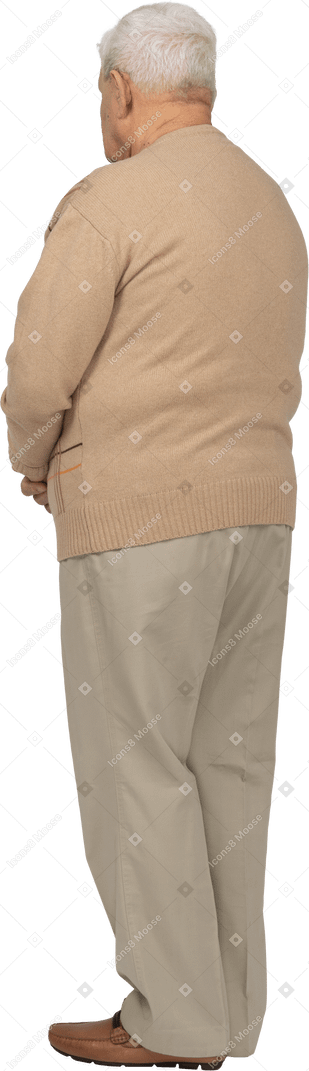 Vista trasera de un anciano con ropa informal parado