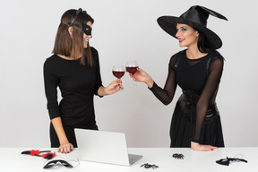 Prost auf die wirklich tolle büro-halloween-party!