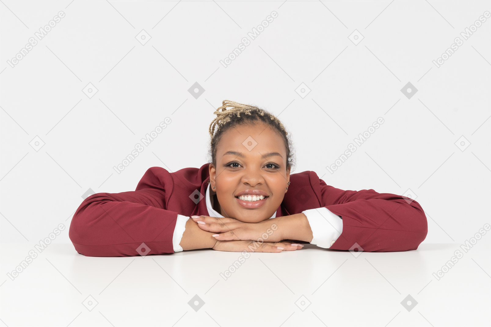 Портрет счастливого афроамериканского белого воротничка