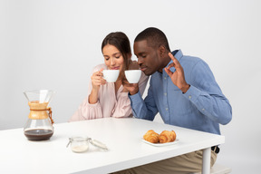 Le café a meilleur goût si je le prends avec vous