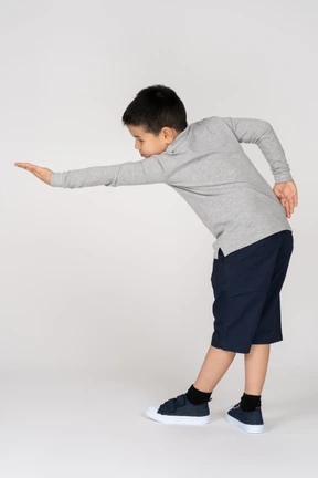 Niño estirando la mano