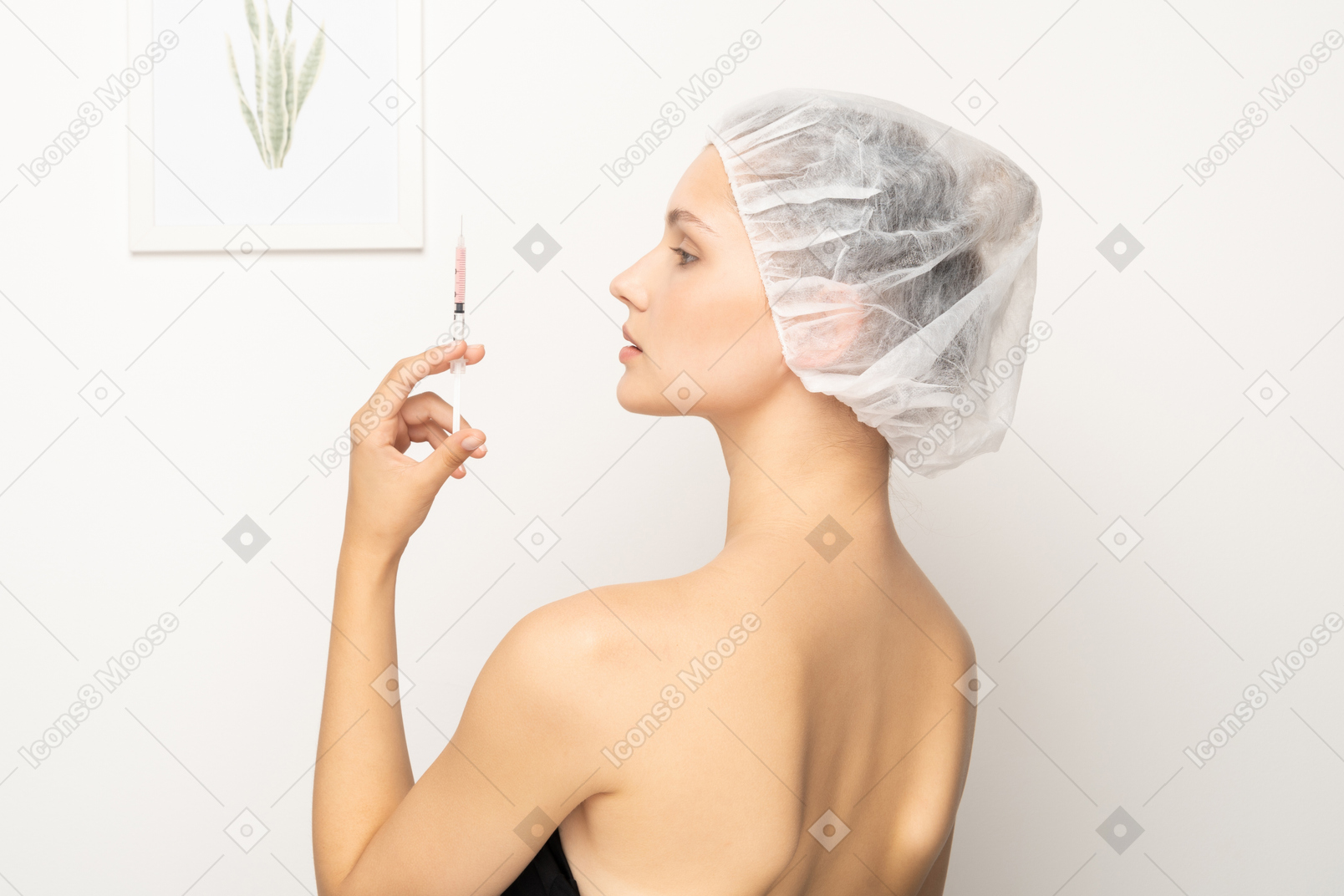 Vista lateral de uma mulher segurando uma seringa
